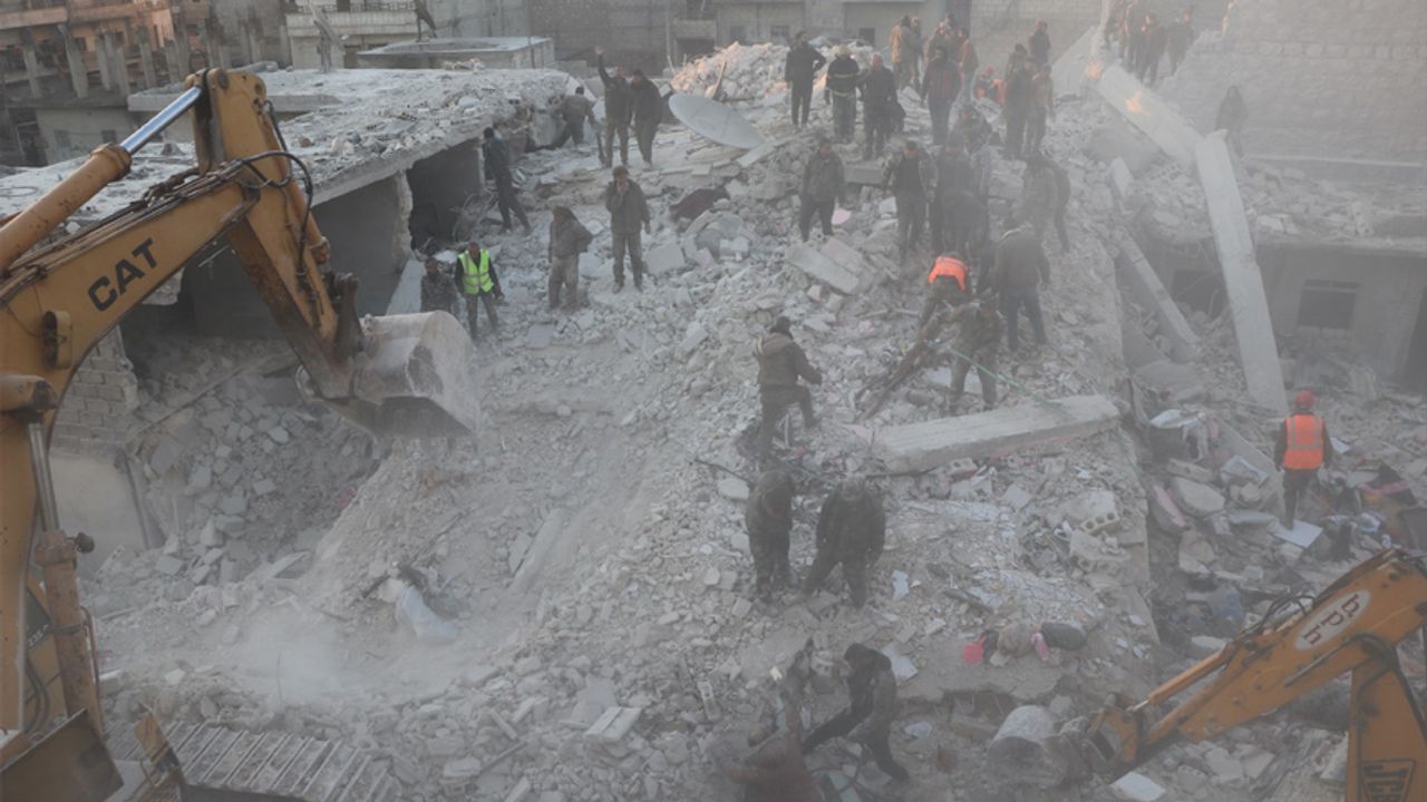 Halep'te 5 katlı bina çöktü: 11 ölü