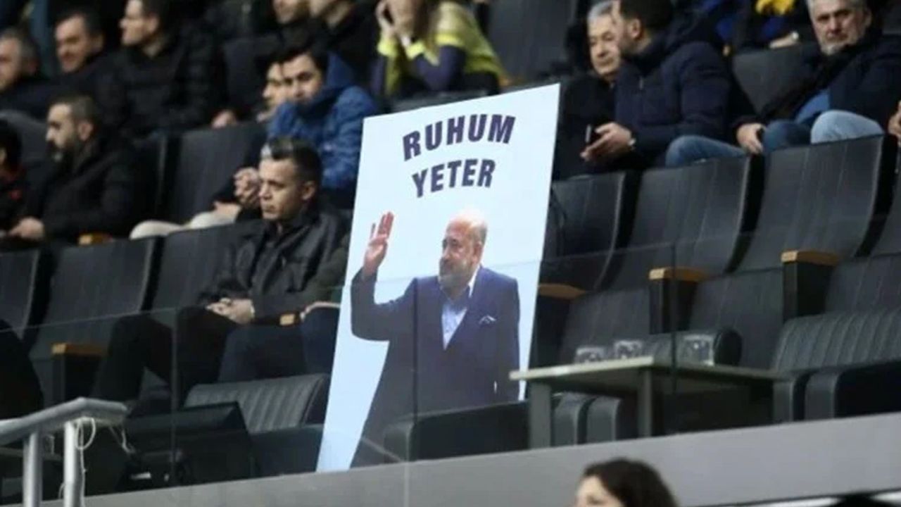 Adana Demirspor Başkanı Mustafa Sancak, cezasına rağmen tribündeki yerini aldı