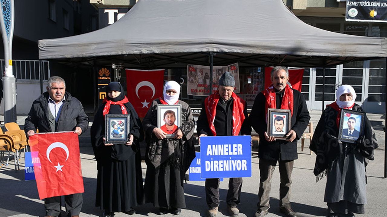 Muşlu aileler çocukları için HDP önündeki eylemlerine devam ediyor
