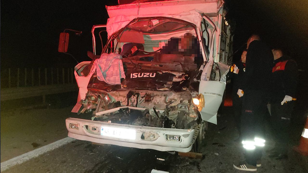 Osmaniye'de kamyona arkadan çarpan kamyonetteki 2 kişi hayatını kaybetti