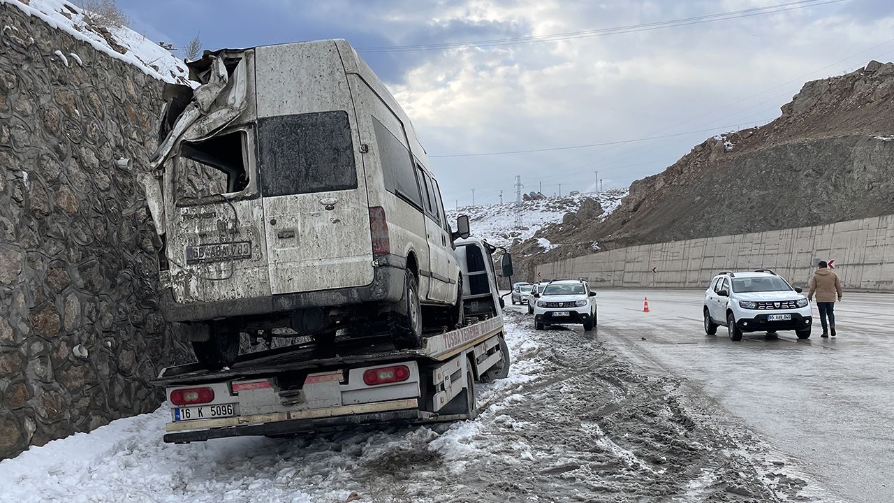 Van'da göçmenlerin bulunduğu minibüs kaza yaptı: 2 ölü, 6 yaralı