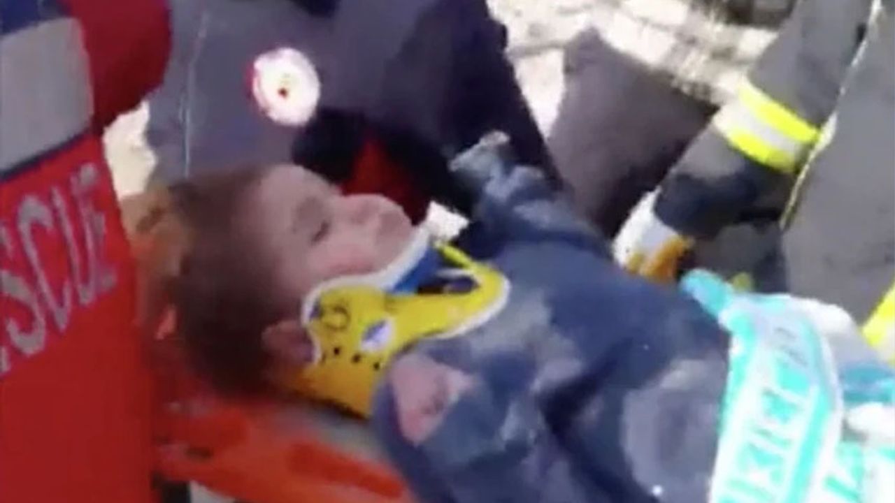 Depremde 150. saatte minik bir  çocuk kurtarıldı