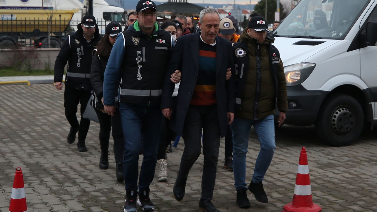 Gökçeada Belediye Başkanı Ünal Çetin ve 4 şüpheli, adliyeye sevk edildi
