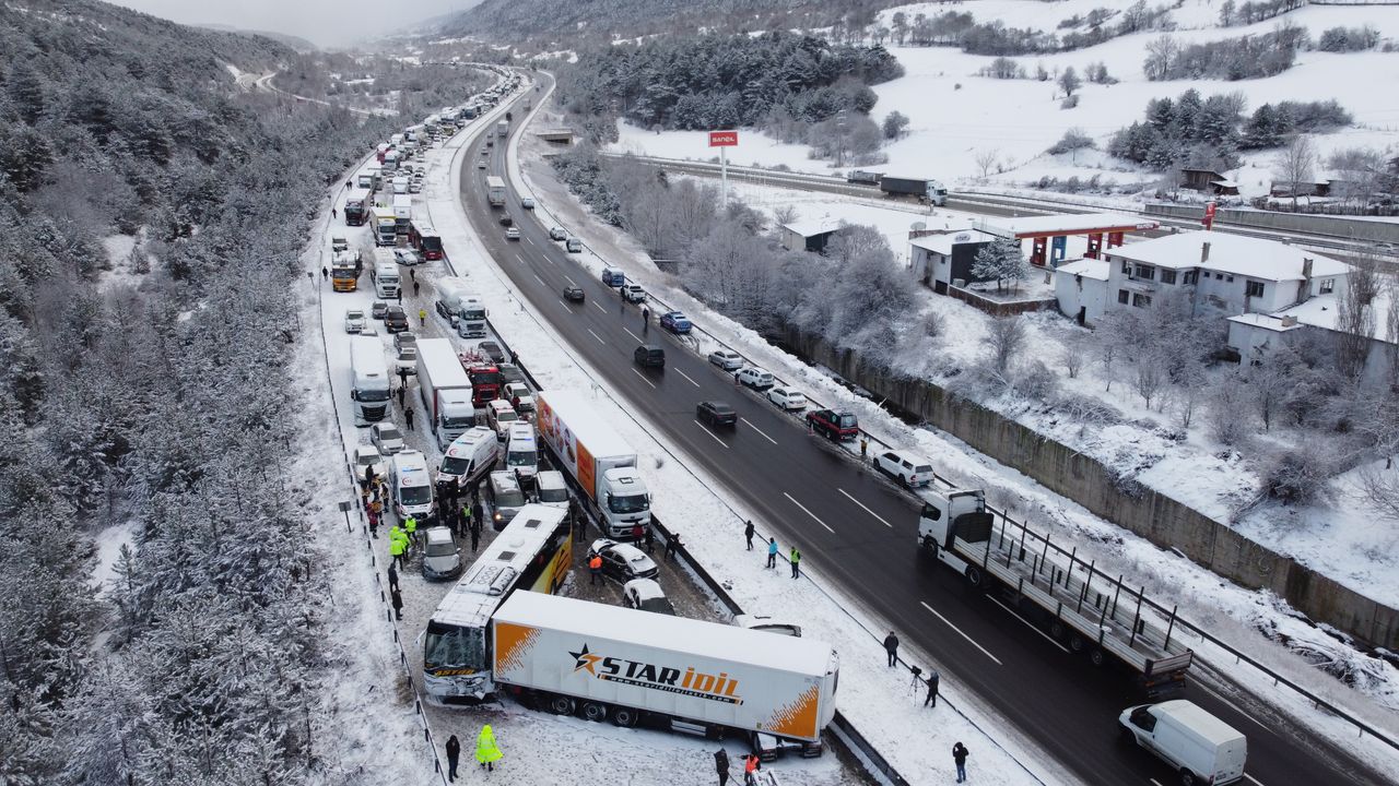Bolu'da zincirleme kaza! İstanbul yönü trafiğe kapandı