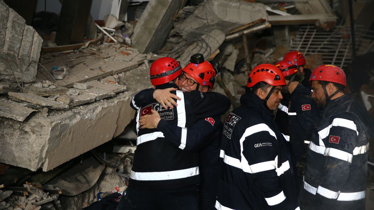 Hatay'da yıkılan binaların enkazından 1'i çocuk 4 kişi kurtarıldı