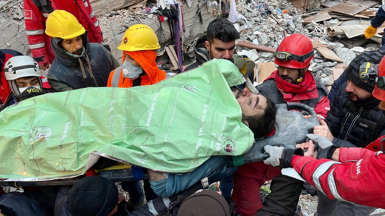 Diyarbakır'da yıkılan binanın enkazından 27 saat sonra 1 kişi kurtarıldı
