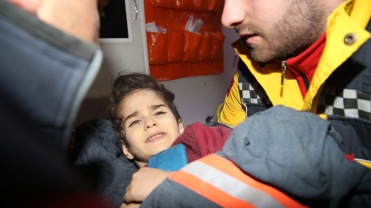 Kahramanmaraş'ta 3 kişilik aile, depremden 73 saat sonra enkazdan kurtarıldı