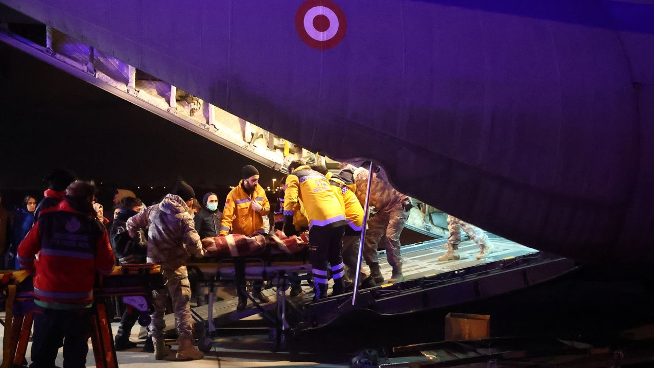 Depremde yaralanan 47 kişi TSK'nın kargo uçağıyla İstanbul'a getirildi