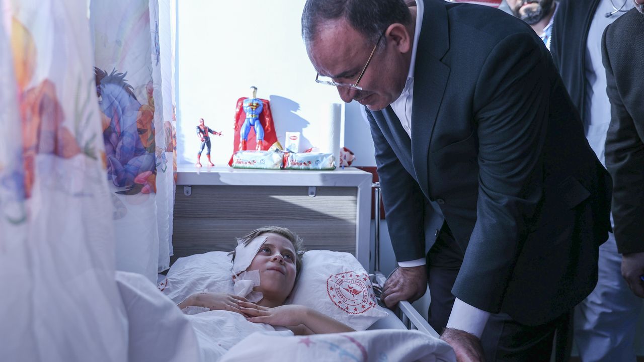 Bakan Bozdağ, Diyarbakır'da 81 saat sonra kurtarılan 6 yaşındaki Beşir'i ziyaret etti