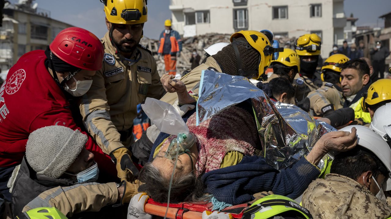 Hatay'da depremin 176. saatinde bir kadın enkazdan sağ çıkarıldı