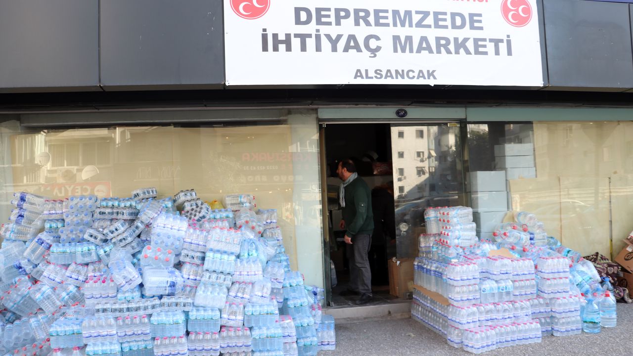 İzmir'de ağırlanan depremzedeler için market açıldı