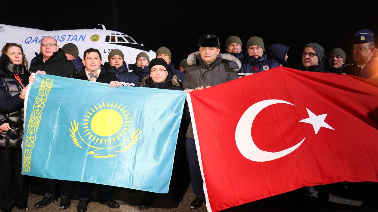 Kazak arama kurtarma ekibi, ülkesinde Kazak ve Türk bayraklarıyla karşılandı