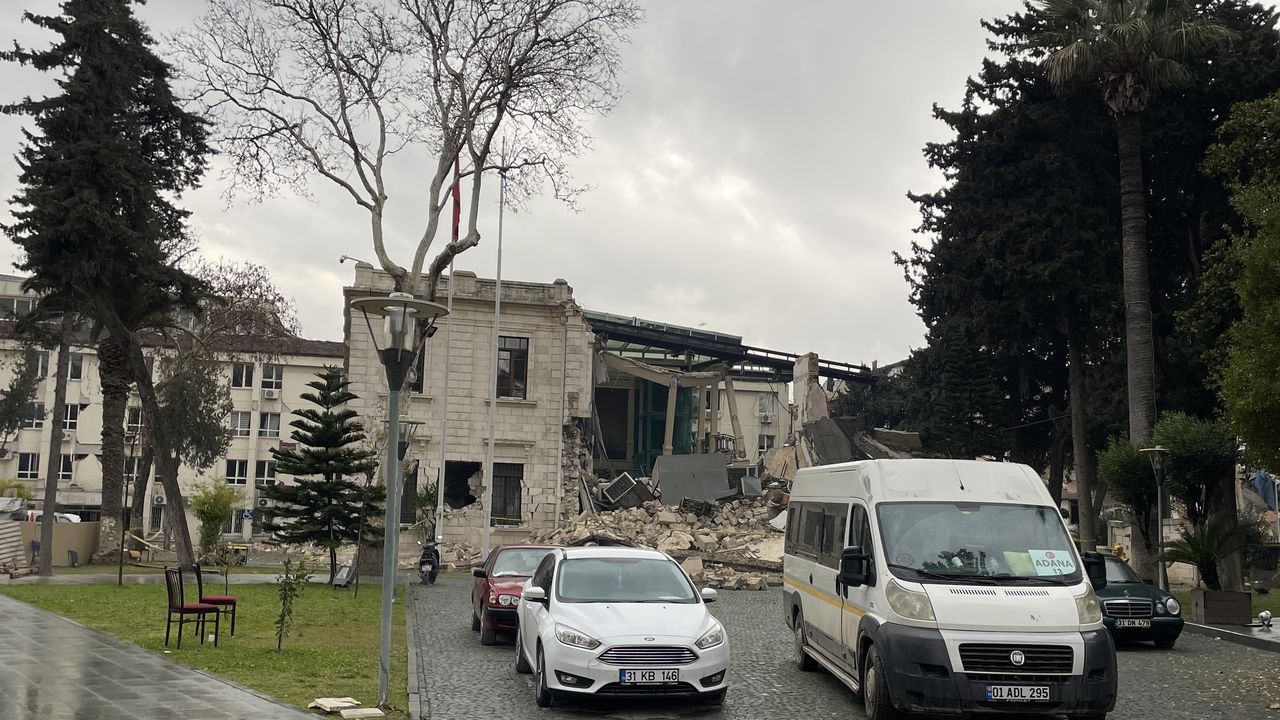 Hatay'da merkezli depremde valilik binasının bir kısmı yıkıldı
