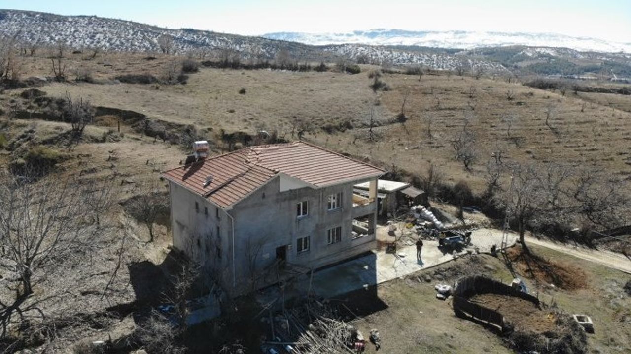 Adıyaman'da depremin ilginç etkisi: Ev yıkılmadan 2 metre ileriye kaydı