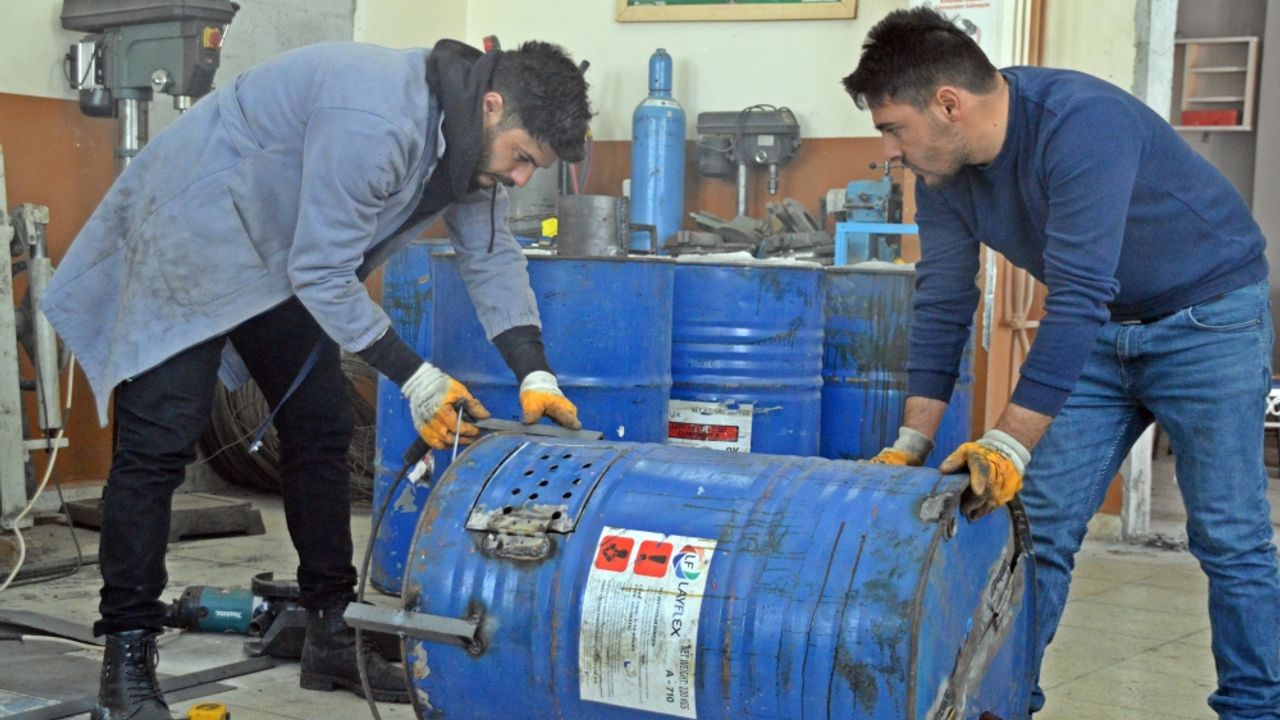 Ağrı'da öğrenciler depremzedeler için soba ve hijyen malzemesi üretiyor