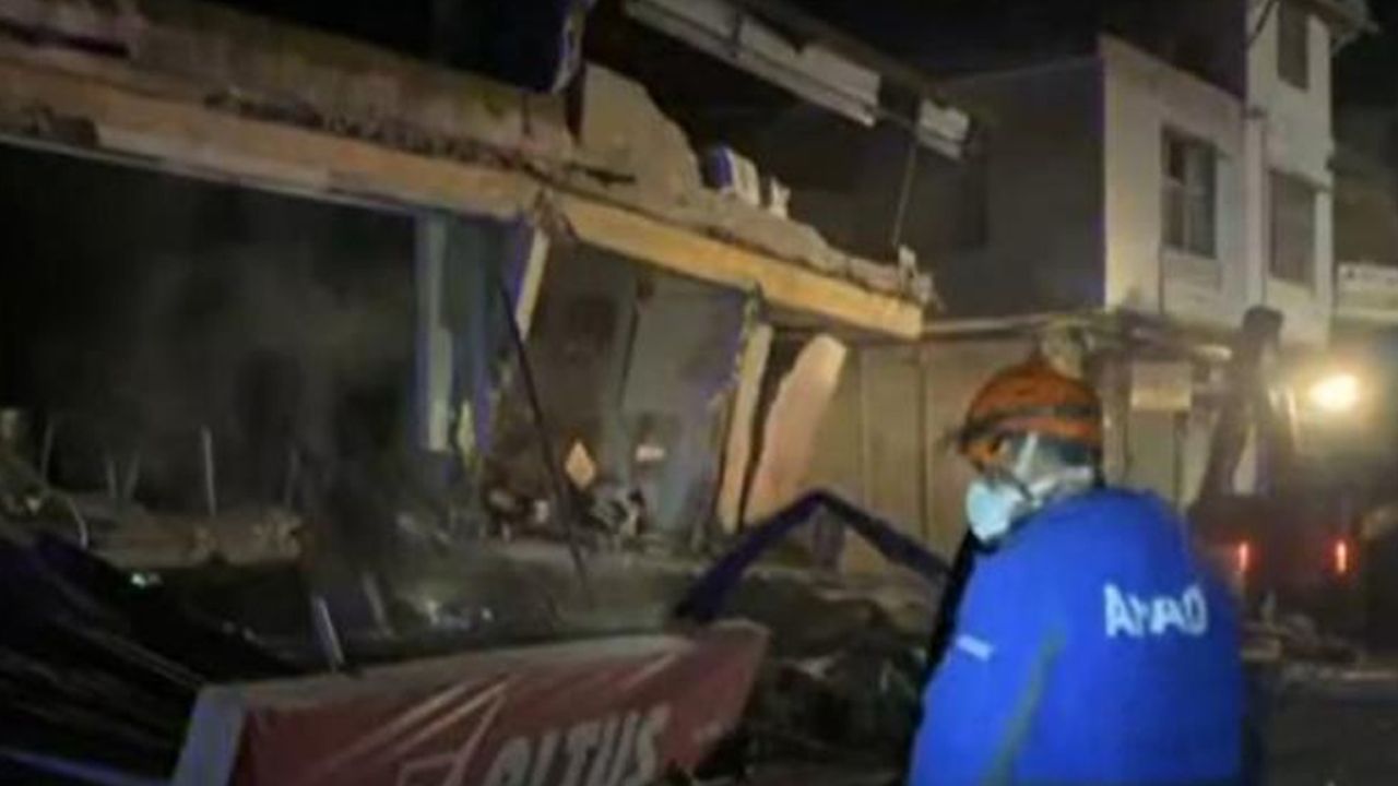 Antakya'da iki bina yıkıldı: Enkazdaki 3 kişi aranıyor