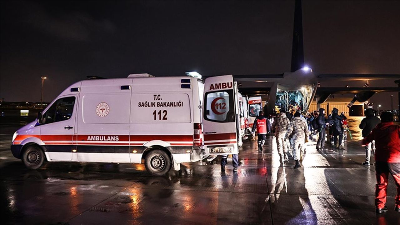 Depremde yaralanan bazı vatandaşların tedavileri İstanbul'da sürüyor