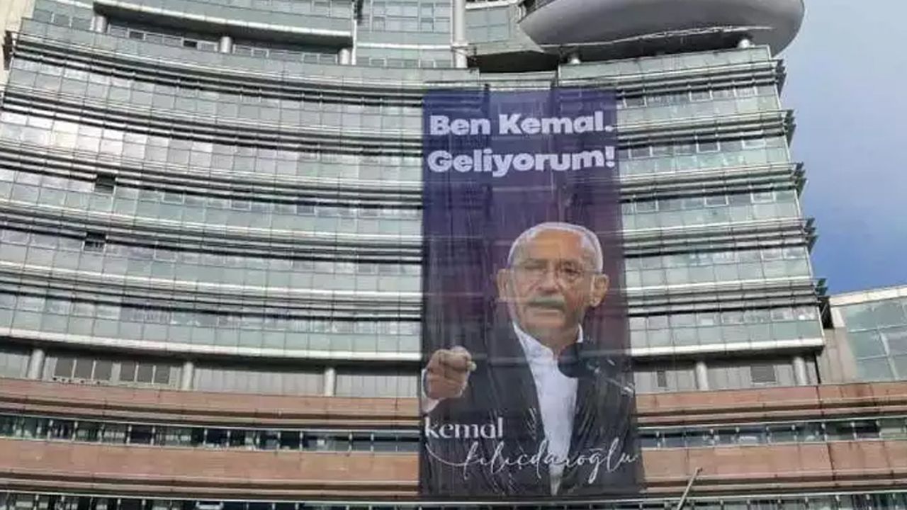 CHP Genel Merkezinde 'Ben Kemal, geliyorum' pankartı