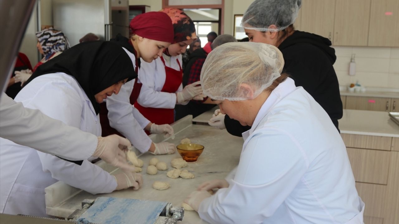 Deprem bölgesindeki jandarma personelinin eşleri depremzedeler için ekmek üretiyor
