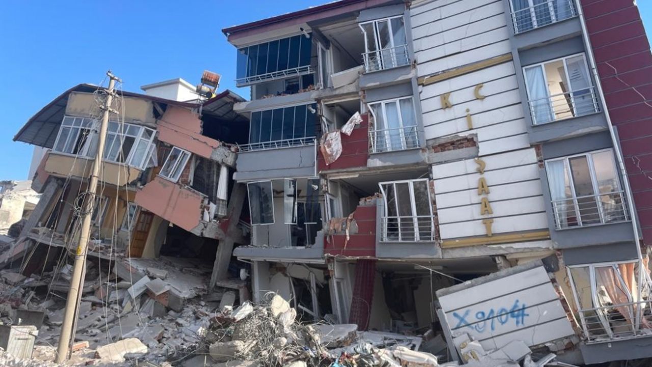 Elbistan'da yıkılan 342 binanın 185'inin enkazı kaldırıldı