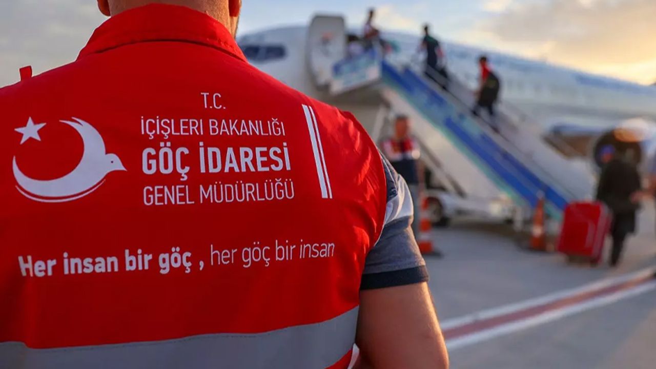 Yasa dışı yollarla Türkiye'ye giren bin 987 kişi sınır dışı edildi