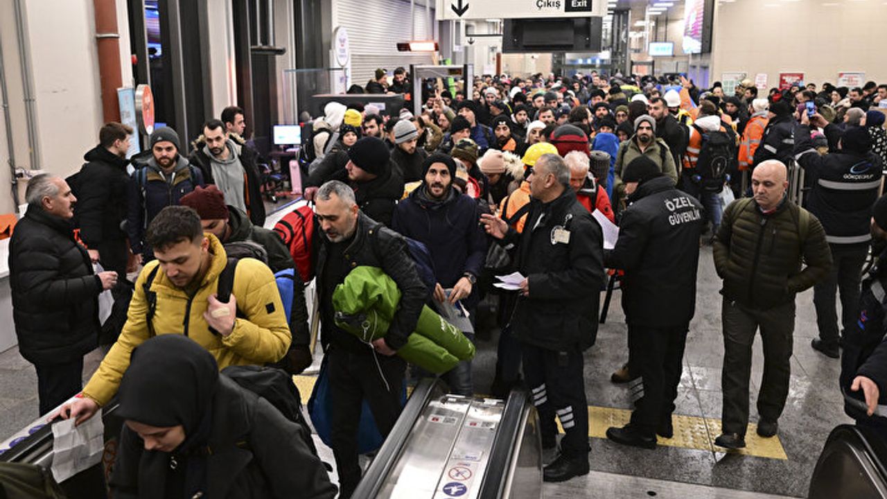Deprem bölgesine giden gönüllüler, trenlerle İstanbul'dan yola çıktı
