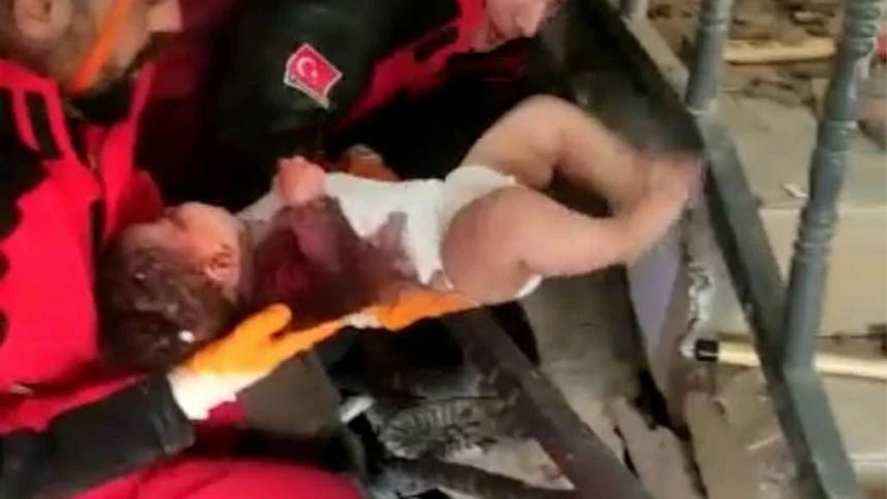 Hatay'da enkaz altında kalan 4 aylık bebek 58 saat sonra kurtarıldı