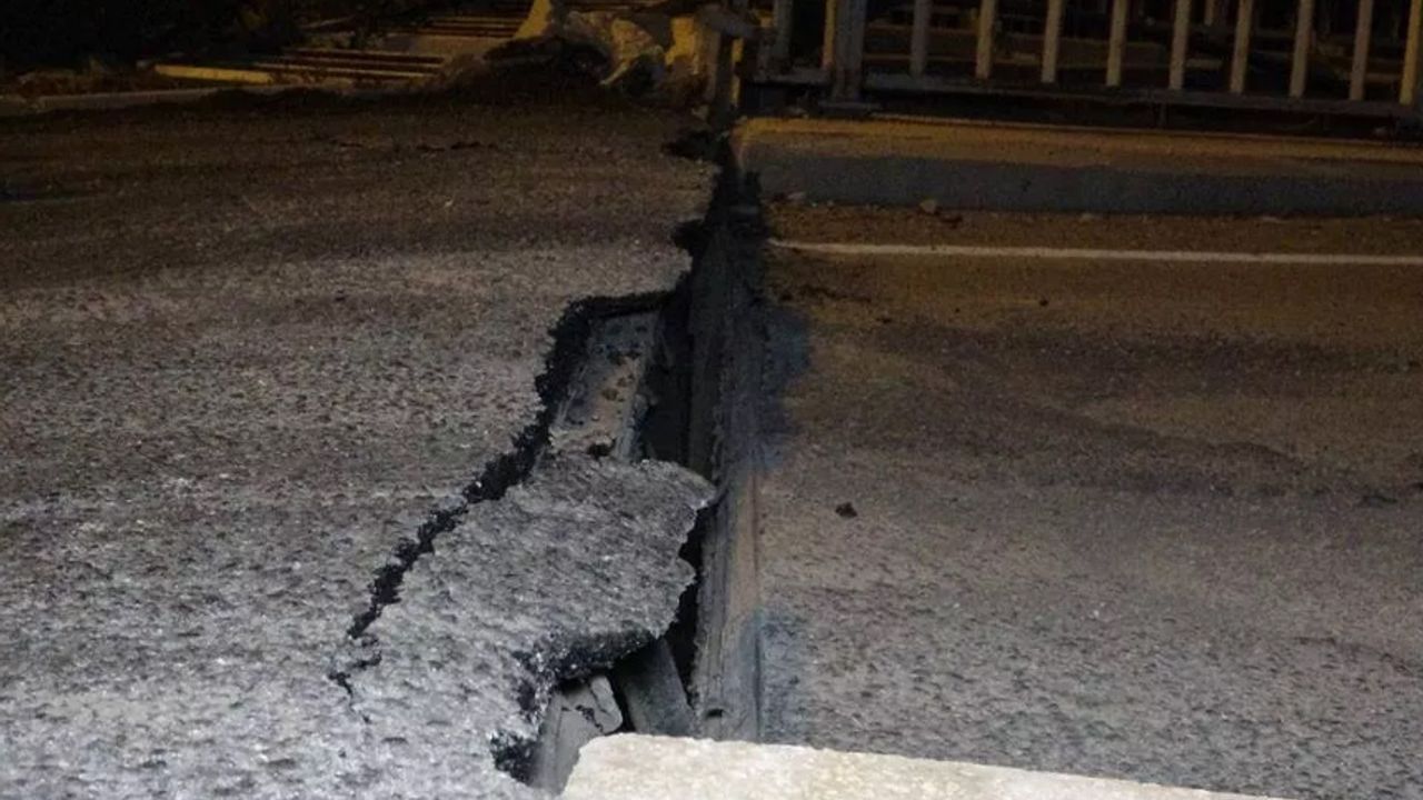 Deprem sonrası sahra hastanesi yolu ayrıldı