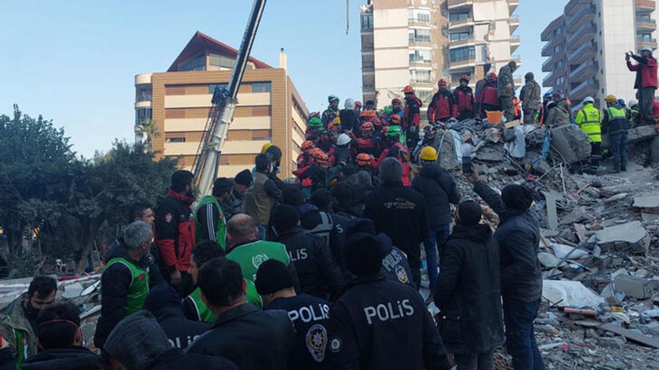 "Asrın felaketi"nden etkilenen Hatay'da 102. saatte aynı enkazdan 6 kişi kurtarıldı