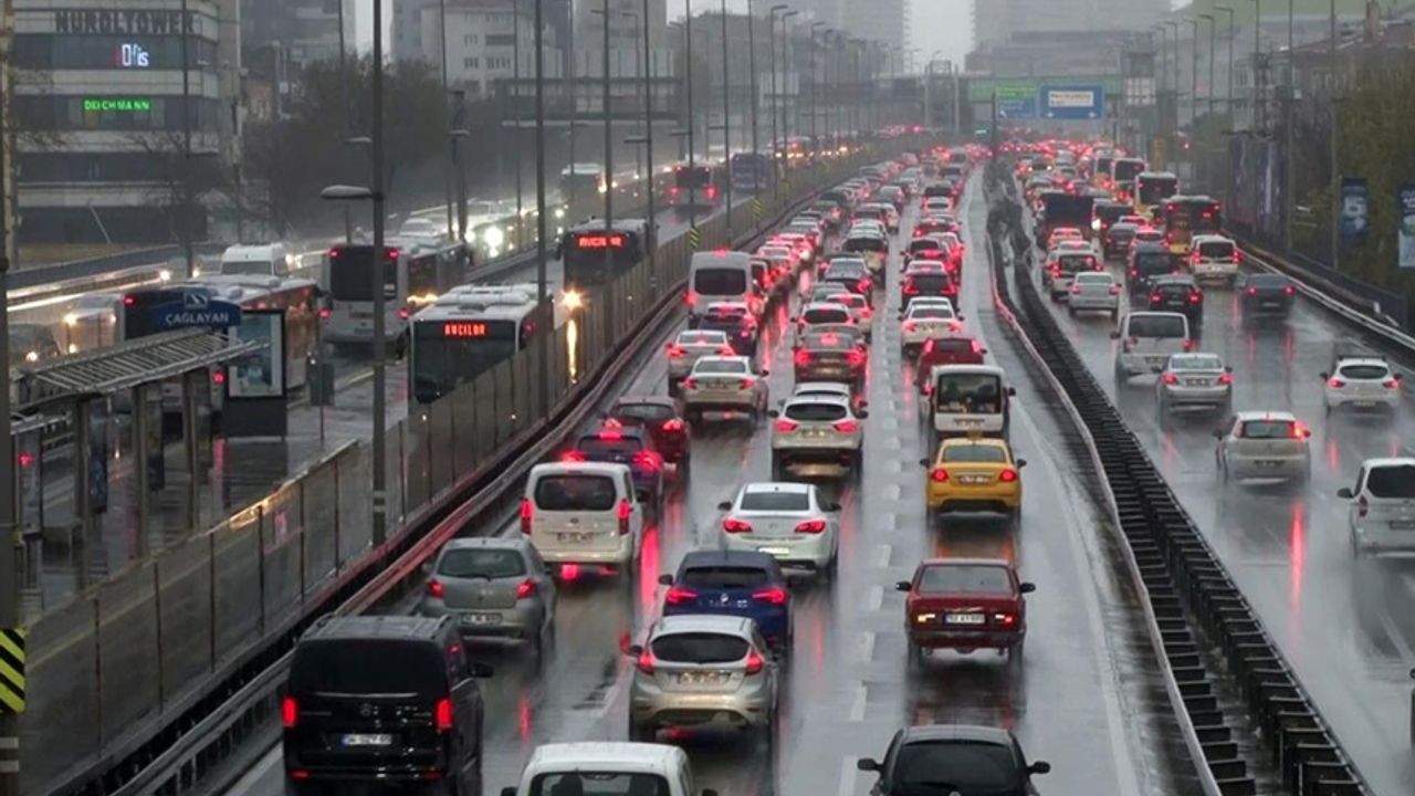 İstanbul'da etkili olan yağmur trafik yoğunluğuna neden oldu