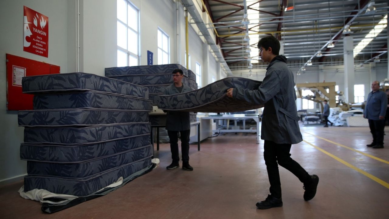 Kayseri'de bir lisede depremzedeler için yatak üretiliyor