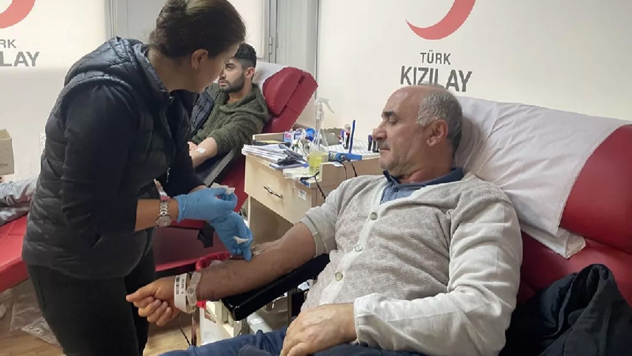 Depremlerin ardından kan bağışında bulunmak isteyen vatandaşlar Kızılay merkezlerine akın etti