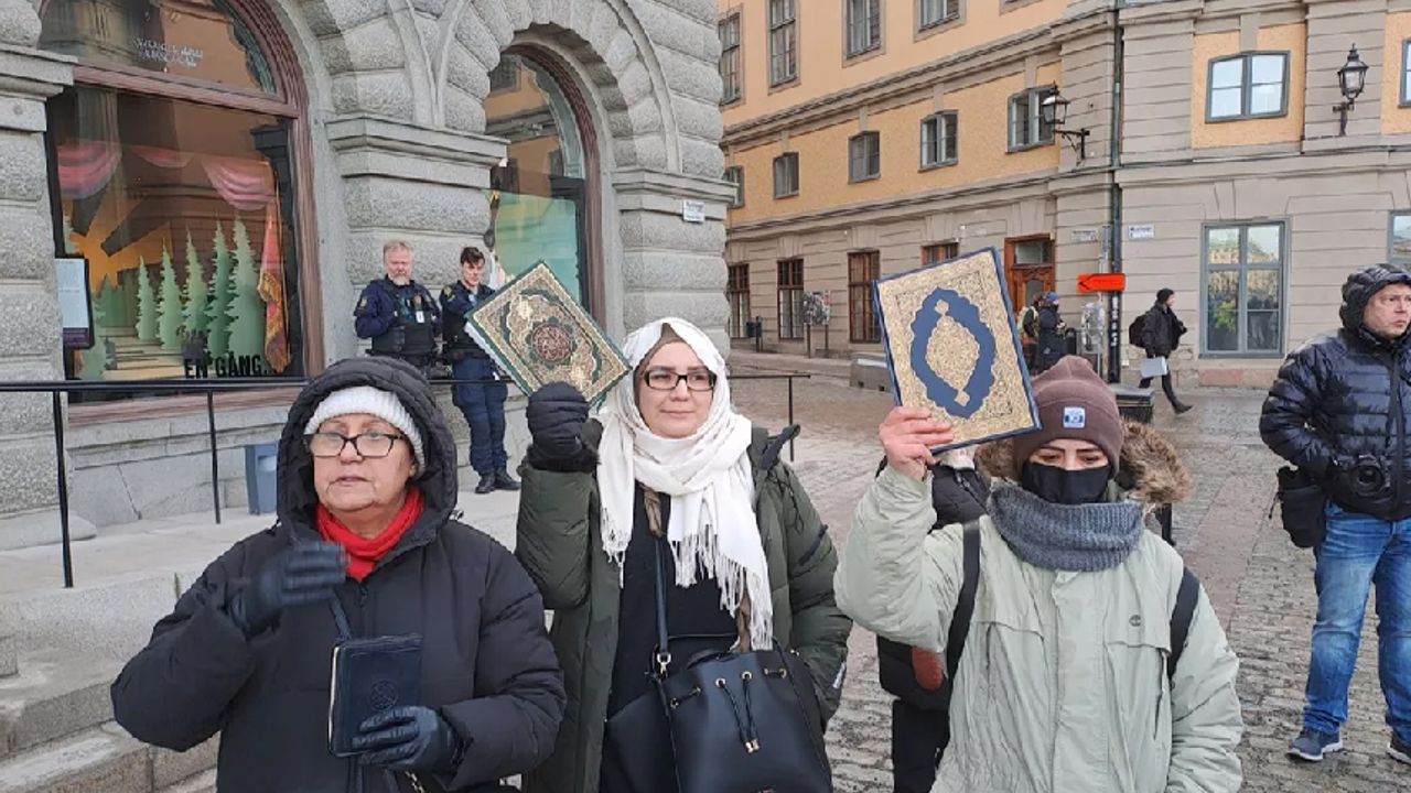 İsveç'te 'Kur'an-ı Kerim yakılmasına son verin' sloganlarıyla gösteri düzenlendi