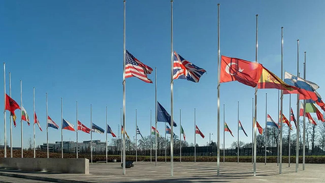 Türkiye'deki deprem sonrası NATO'da bayraklar yarıya indirildi