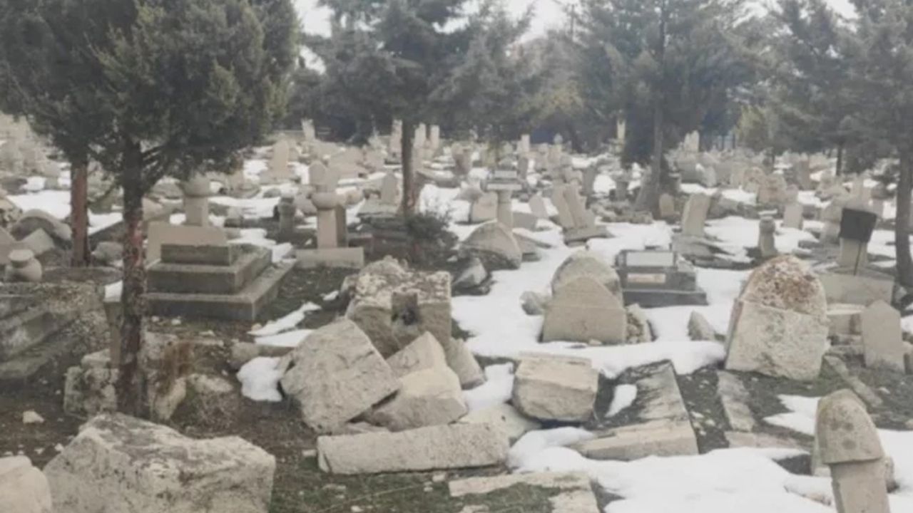 Malatya'da tarihi mezarlık, depremde tahrip oldu