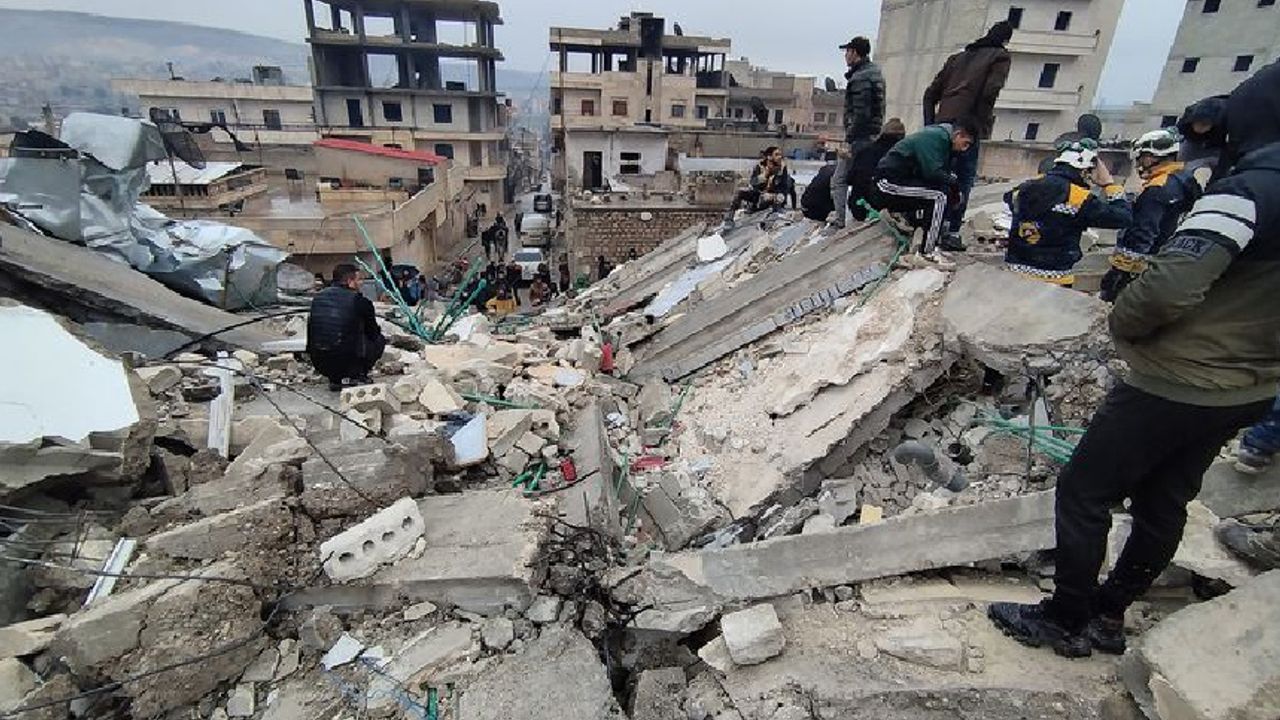 Depremler Suriye'yi de yıktı: Binlerce ölü ve yaralı var