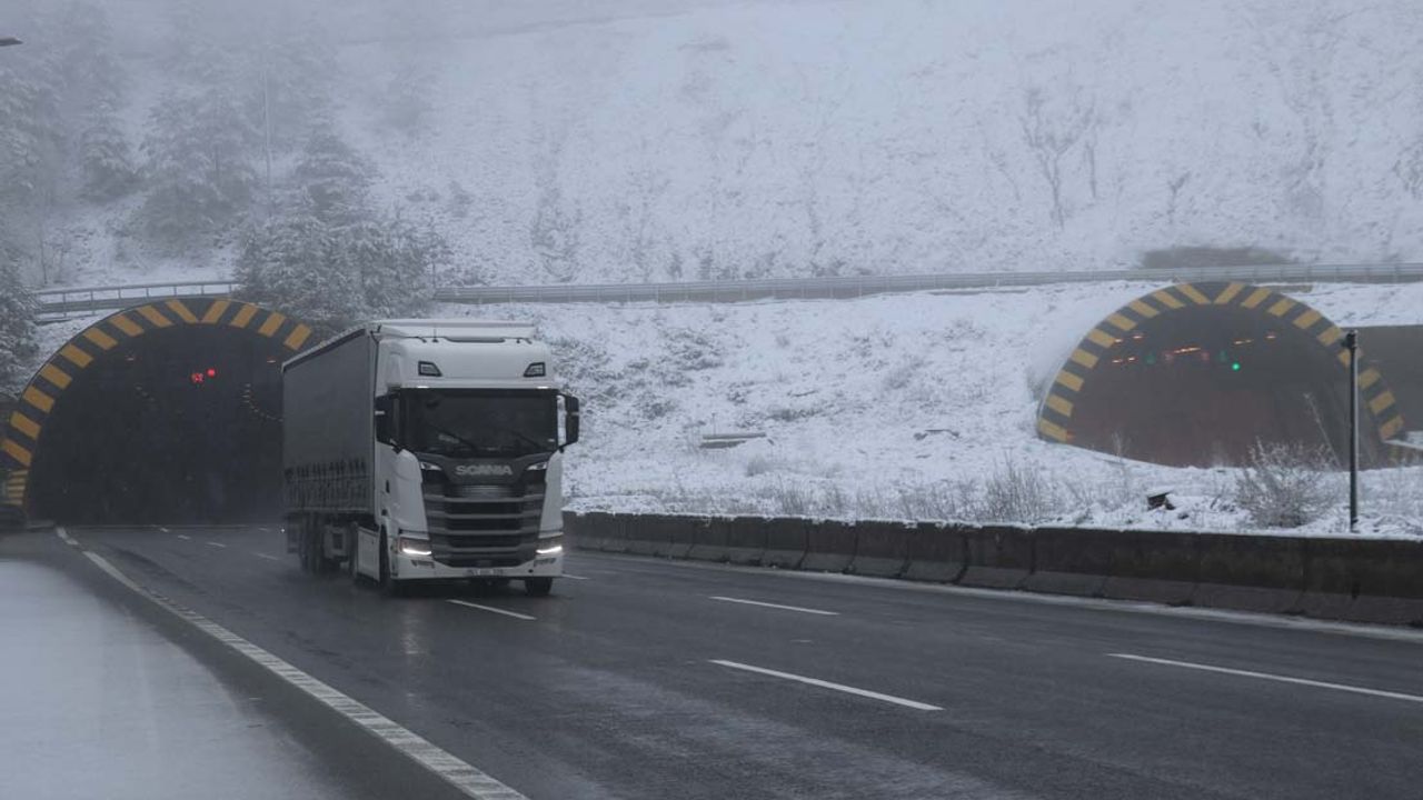 D-100 kara yolu ile Anadolu Otoyolu'nun Bolu Dağı geçişinde kar etkili oluyor