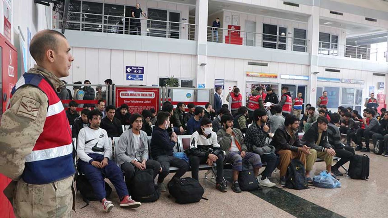 Afganistan uyruklu 136 düzensiz göçmen Erzurum'dan ülkelerine gönderildi