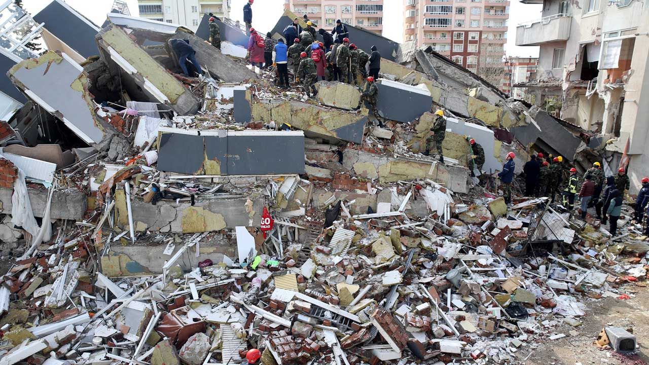 36 kişinin hayatını kaybettiği Ezgi Apartmanı'nda kesilmiş kolon tespit edildi