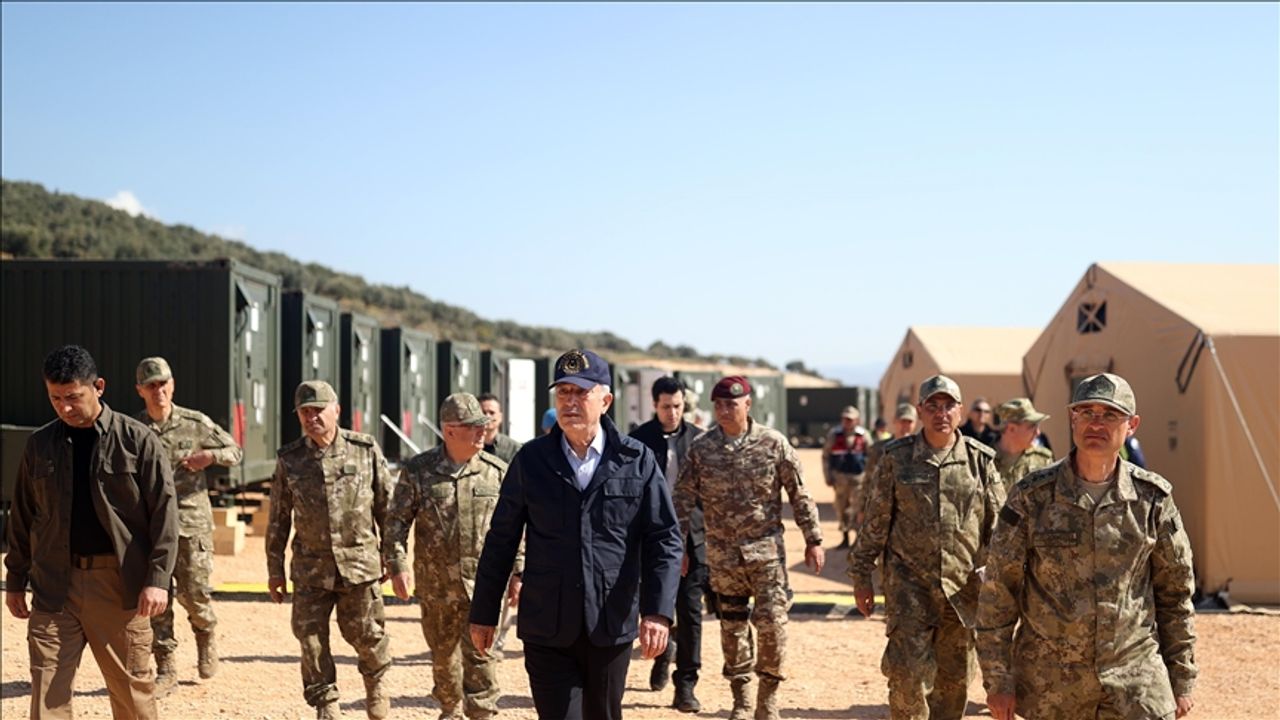 Bakan Akar'dan ABD'li generallerin YPG'ye ziyaretine tepki