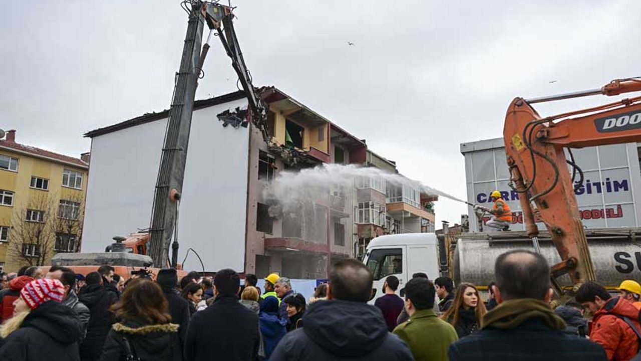Kadıköy'deki Nurcan Apartmanı'nın yıkımına başlandı