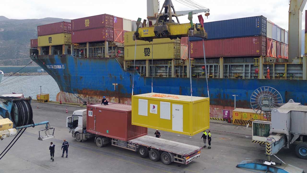 Katar'dan İskenderun'a 522 konteyner daha geldi