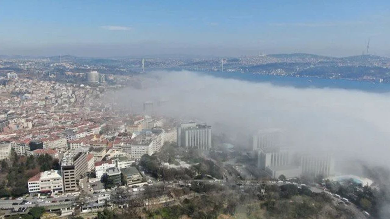 İstanbul Boğazı'nda etkili olan sis, deniz ulaşımını sekteye uğrattı
