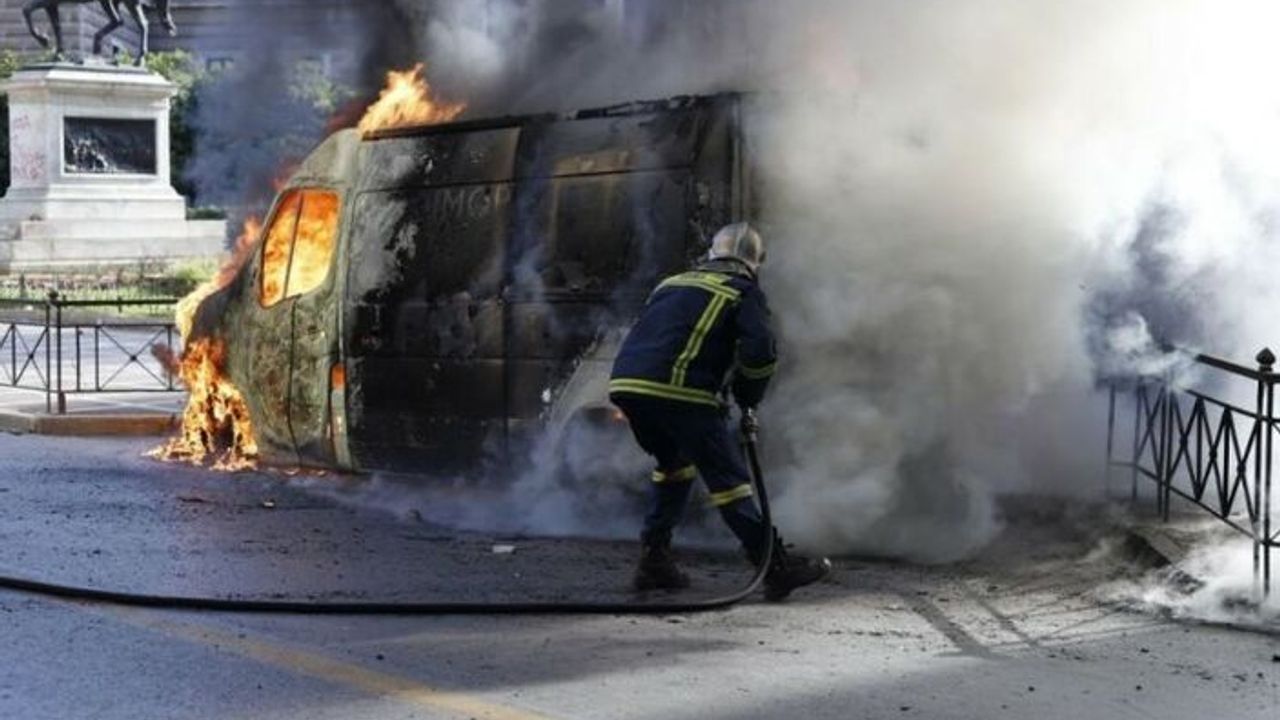 Yunanistan'da tren kazası protesto edildi