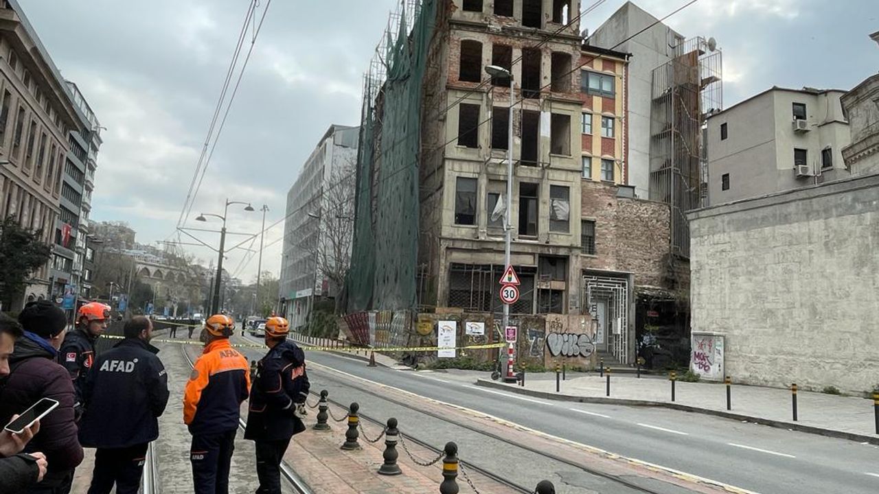 Karaköy'de 5 katlı metruk bina çöktü