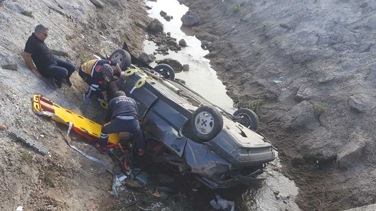 Amasya'da kanala devrilen otomobildeki 2 kişi öldü, 1 kişi yaralandı