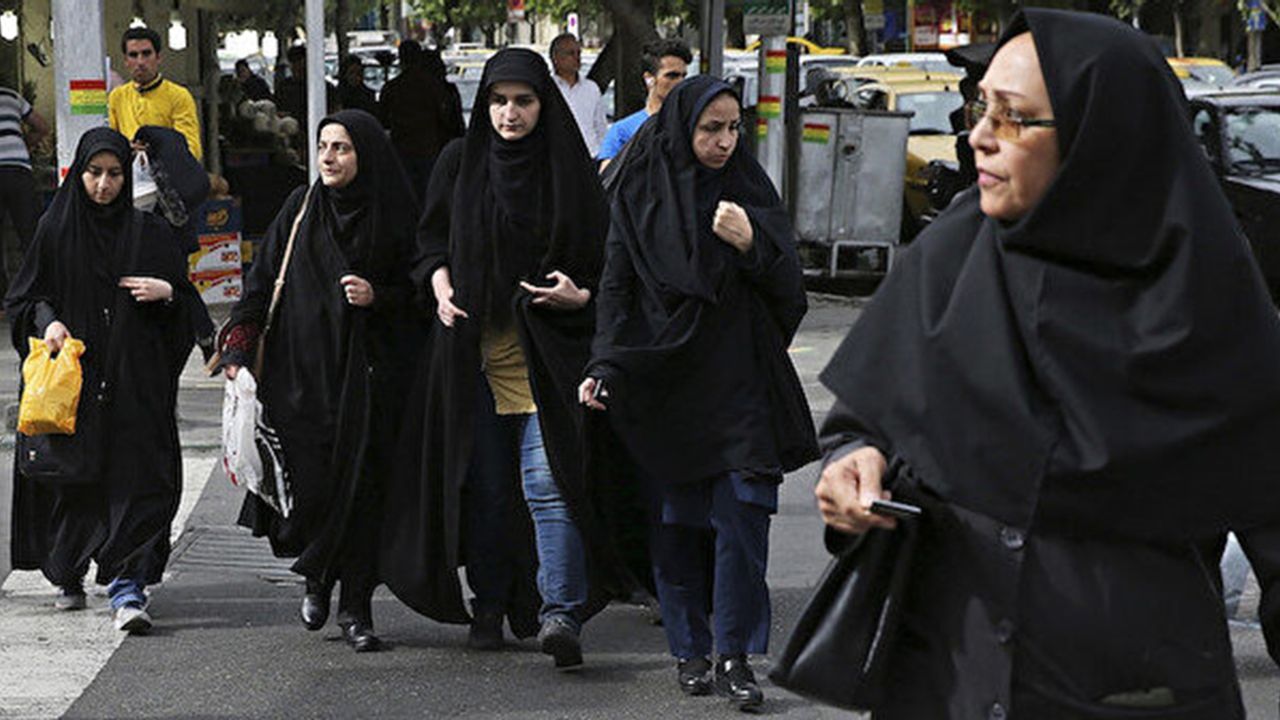 İran'da başörtüsü kuralına uymayan kadınlar yargılanacak