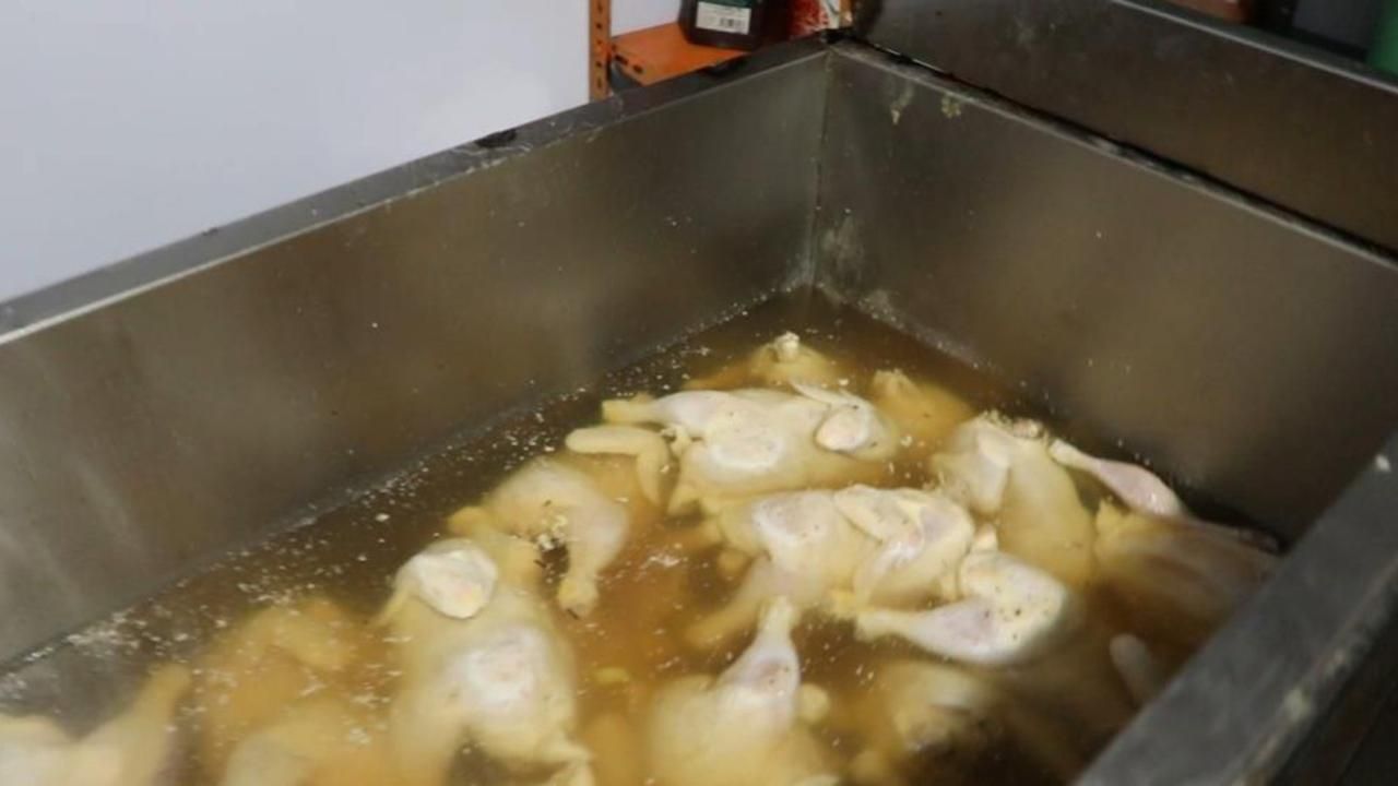 Çamaşır suyuna batırılmış 500 kilogram bozuk tavuk eti ele geçirildi