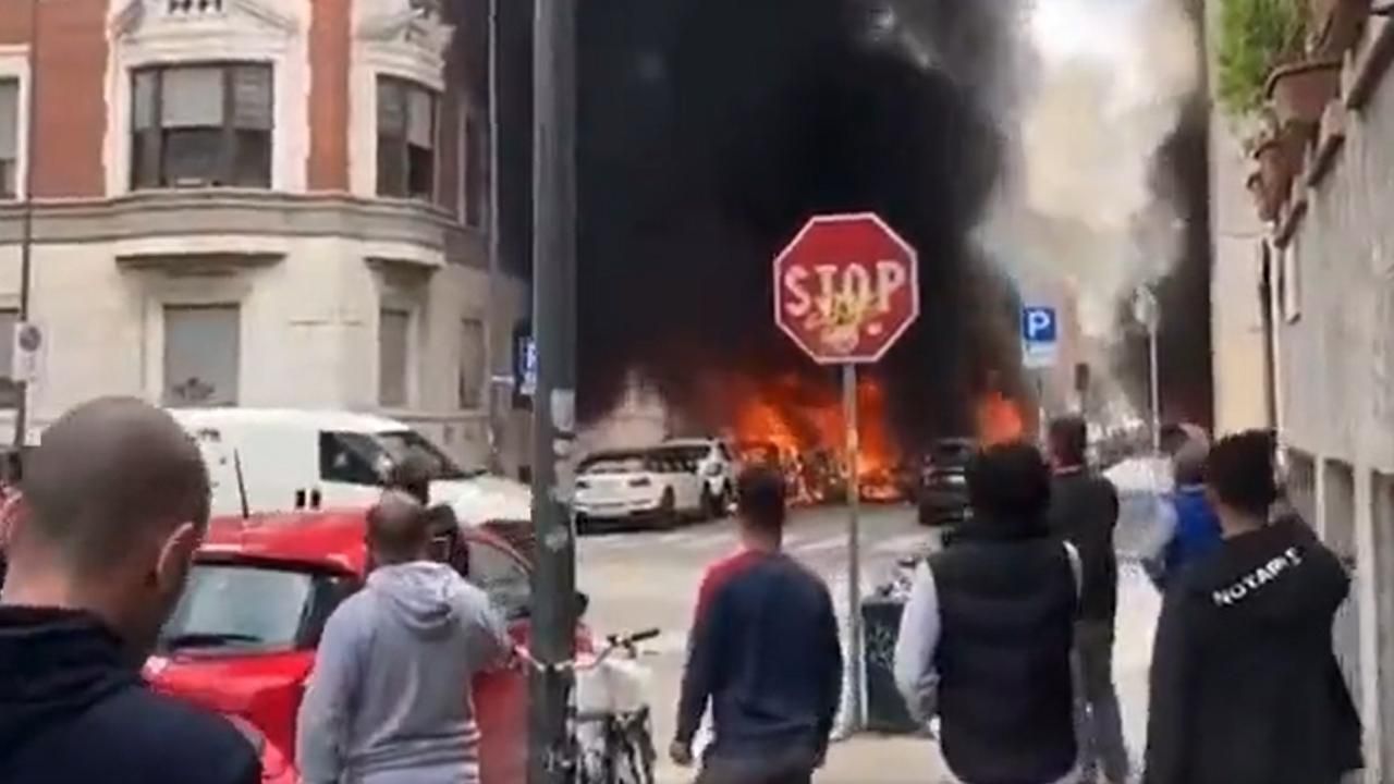 İtalya'da patlama: Çok sayıda araç alev aldı