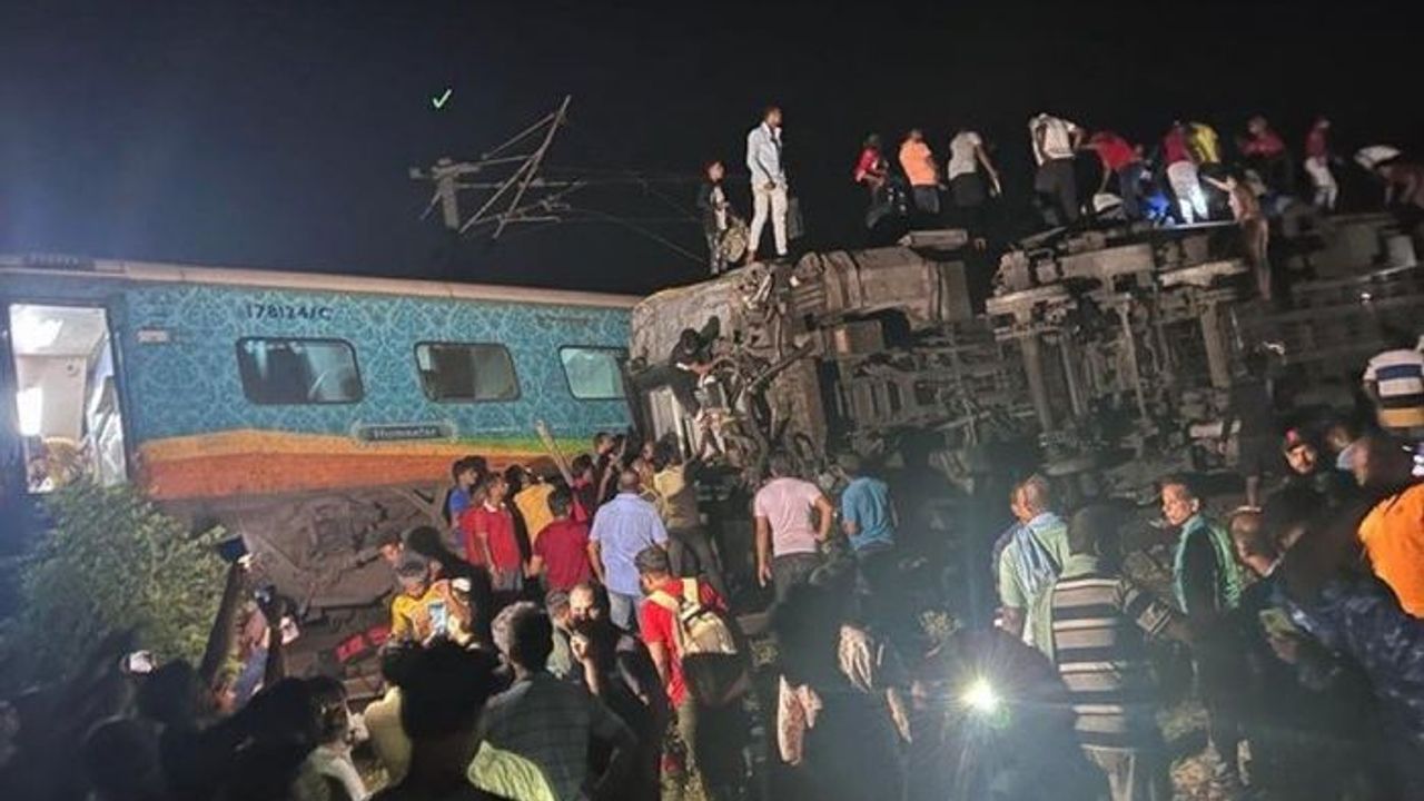 Hindistan'da korkunç tren kazası: 288 ölü